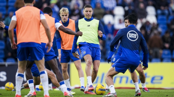 FC Porto: Jogadores sobem ao relvado do Est&aacute;dio de S&atilde;o Miguel para exerc&iacute;cios de aquecimento