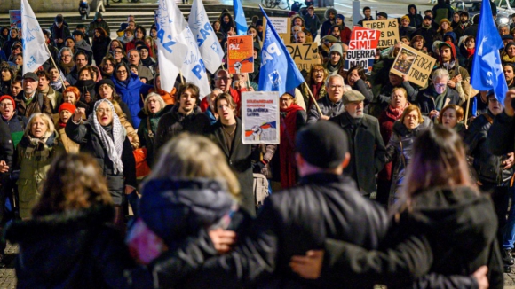 Mais de 100 pessoas protestam no Porto contra &ldquo;invas&atilde;o&rdquo; da Venezuela pelos EUA e resposta do Governo portugu&ecirc;s