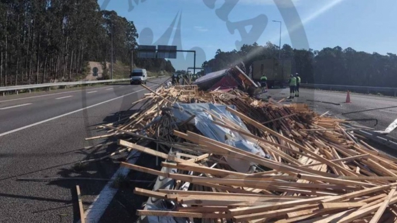 Despiste de cami&atilde;o na A17 em Aveiro faz um morto
