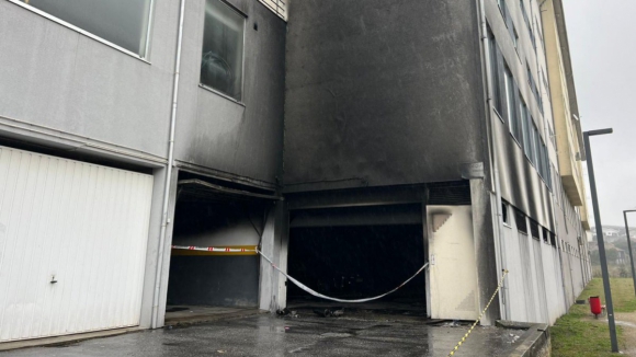 PJ investiga inc&ecirc;ndio em Pa&ccedil;os de Ferreira que fez 111 desalojados e queimou 32 viaturas