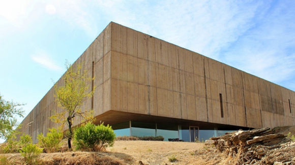 Foz C&ocirc;a acolhe exposi&ccedil;&atilde;o de Manuel Cargaleiro com 60 pe&ccedil;as de v&aacute;rias t&eacute;cnicas