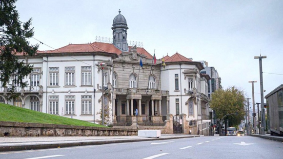 PS abst&eacute;m-se na vota&ccedil;&atilde;o do Or&ccedil;amento de Gaia por falhas na habita&ccedil;&atilde;o, transportes e &aacute;gua