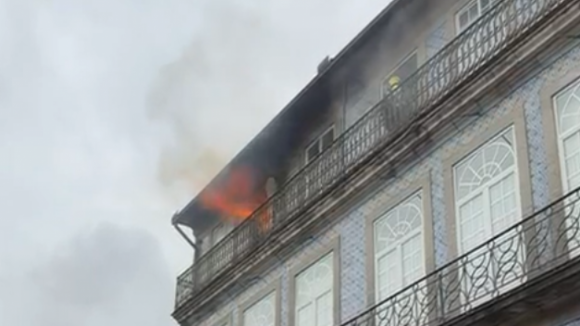 Inc&ecirc;ndio na casa de S&aacute; Carneiro no Porto obriga a retirar seis pessoas