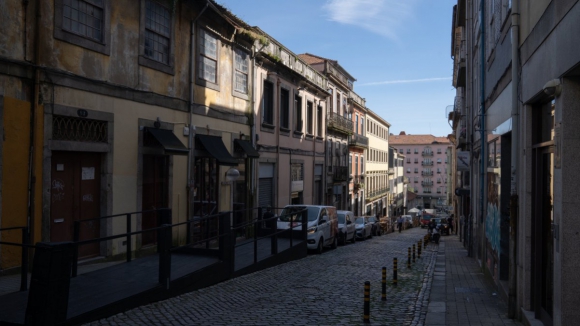 Rua da Picaria no Porto reaberta ao tr&acirc;nsito ap&oacute;s inc&ecirc;ndio em habita&ccedil;&atilde;o