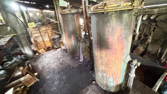 ASAE apreende oito toneladas de baga&ccedil;o de uva e 185 litros de aguardente pura em Lousada