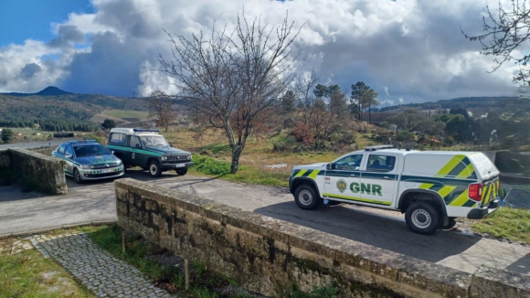 Cad&aacute;ver encontrado dentro de viatura queimada em Chaves
