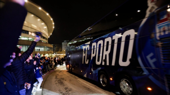 FC Porto: As imagens da chegada do autocarro dos Azuis e Brancos ao Est&aacute;dio do Drag&atilde;o
