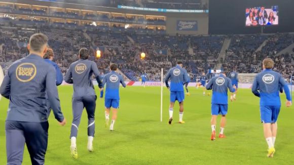 FC Porto: Jogadores portistas j&aacute; aquecem no relvado do Est&aacute;dio do Drag&atilde;o
