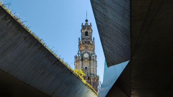 Torre dos Cl&eacute;rigos parcialmente evacuada devido a curto-circuito em bateria