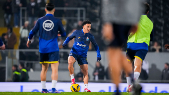 FC Porto: Jogadores portistas sobem ao relvado do D. Afonso Henriques para exerc&iacute;cios de aquecimento