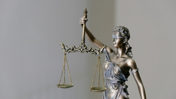 Grupo acusado de roubar carros para roubos violentos no Porto come&ccedil;ou a ser julgado