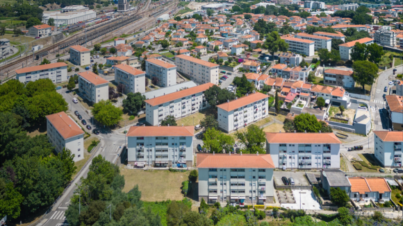 Idosa morta h&aacute; dois anos encontrada no Porto obriga a repensar acompanhamento, diz Pedro Duarte