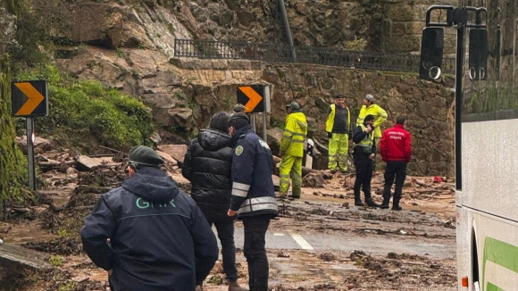 Derrocada em Resende corta tr&acirc;nsito na Estrada Nacional 222&nbsp;