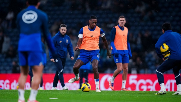 FC Porto: Jogadores sobem ao relvado do Drag&atilde;o para exerc&iacute;cios de aquecimento