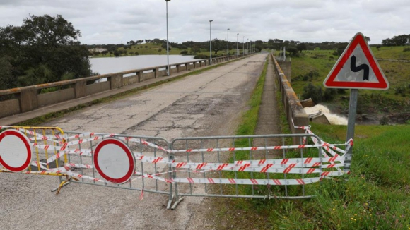 EN218 cortada na ponte do rio Fresno em Miranda do Douro