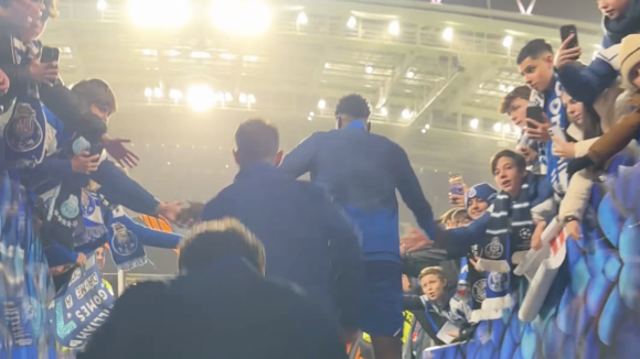 FC Porto: Jogadores sobem ao relvado do Drag&atilde;o para exerc&iacute;cios de aquecimento