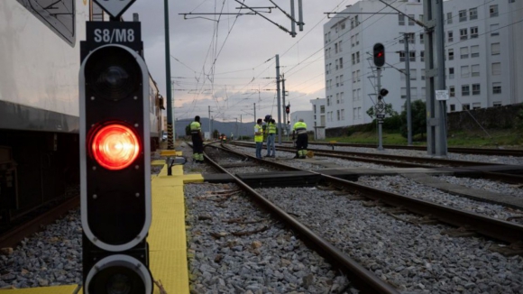 Circula&ccedil;&atilde;o ferrovi&aacute;ria cortada em tro&ccedil;os das linhas do Minho, Norte, Douro e Oeste