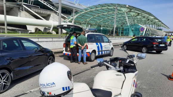 Agente da PSP arrastado 200 metros por carro em fuga no aeroporto do Porto