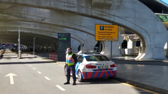 Condutor que abalroou PSP no aeroporto do Porto &eacute; taxista reformado de 63 anos