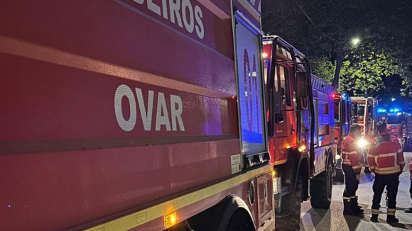 Bombeiros de Ovar resgatam 12 crian&ccedil;as e 2 adultos de autocarro preso em vala com &aacute;gua