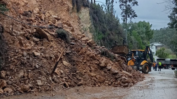 Aluimento de terras obriga a cortar EN 222 em Santa Maria da Feira
