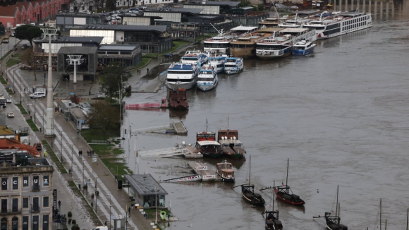 Restaura&ccedil;&atilde;o junto ao Douro deve fechar para jantares e turistas s&oacute; resistem por amor