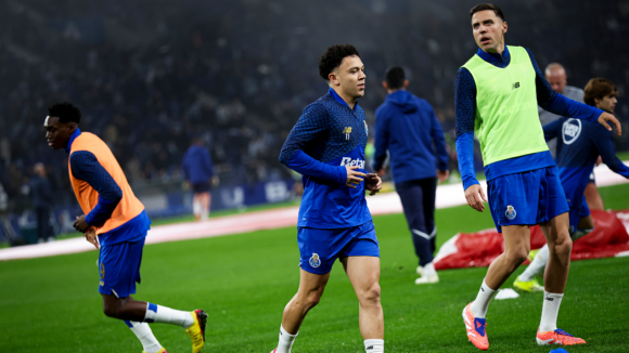 FC Porto: Jogadores sobem ao relvado do Drag&atilde;o para exerc&iacute;cios de aquecimento