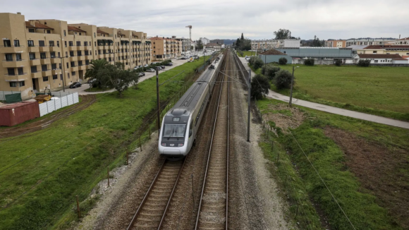 Circula&ccedil;&atilde;o ferrovi&aacute;ria suspensa em tro&ccedil;os das linhas do Norte, Sintra, Douro, Oeste, Cascais e Sul