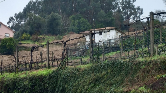 Duas dezenas de pessoas retiradas de casa devido a deslizamento de terras Ponte da Barca