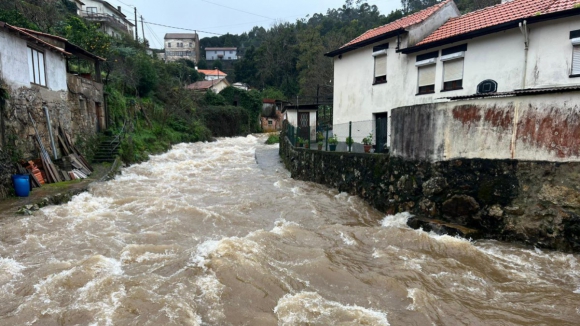 Transbordo do rio Febros causa inunda&ccedil;&otilde;es em Avintes, Vila Nova de Gaia