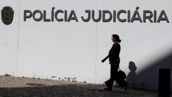 PJ det&eacute;m suspeito de atear fogo a casas em Famalic&atilde;o "por vingan&ccedil;a"