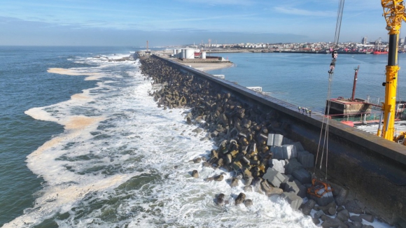 Conclu&iacute;da parte da repara&ccedil;&atilde;o do quebra-mar de Leix&otilde;es