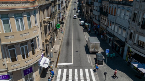 Queda de fachada de pr&eacute;dio no Porto corta rua no Bonfim