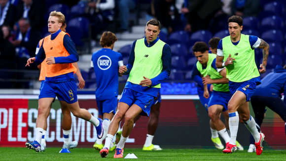 FC Porto: Jogadores sobem ao relvado do Drag&atilde;o para exerc&iacute;cios de aquecimento
