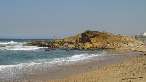 C&acirc;mara de Gaia inicia obra de repara&ccedil;&atilde;o "urgente" na Praia das Pedras Amarelas