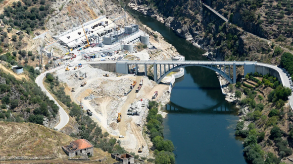 Tribunal de Mirandela diz que Movhera tem de pagar IMI da barragem de Foz Tua