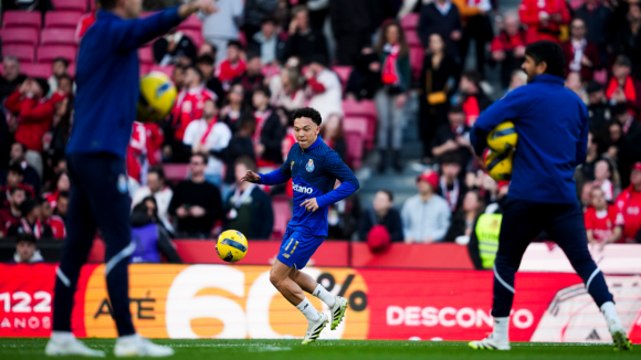 FC Porto: Jogadores sobem ao relvado da Luz para exerc&iacute;cios de aquecimento