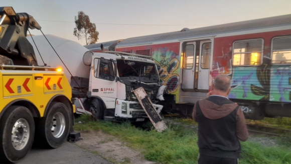 Comboio abalroa cami&atilde;o em Espinho e corta circula&ccedil;&atilde;o da Linha do Vouga