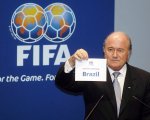 Blatter j&aacute; fala de "sucesso" para o Brasil e para o futebol