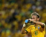 Neymar visita sele&ccedil;&atilde;o brasileira
