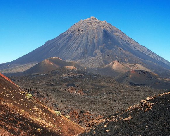 Erupção vulcânica no Fogo agrava-se com mais uma boca de lava