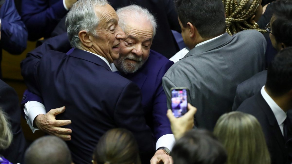 Marcelo fue el primer jefe de Estado en saludar a Lula.  presidentes abrazados