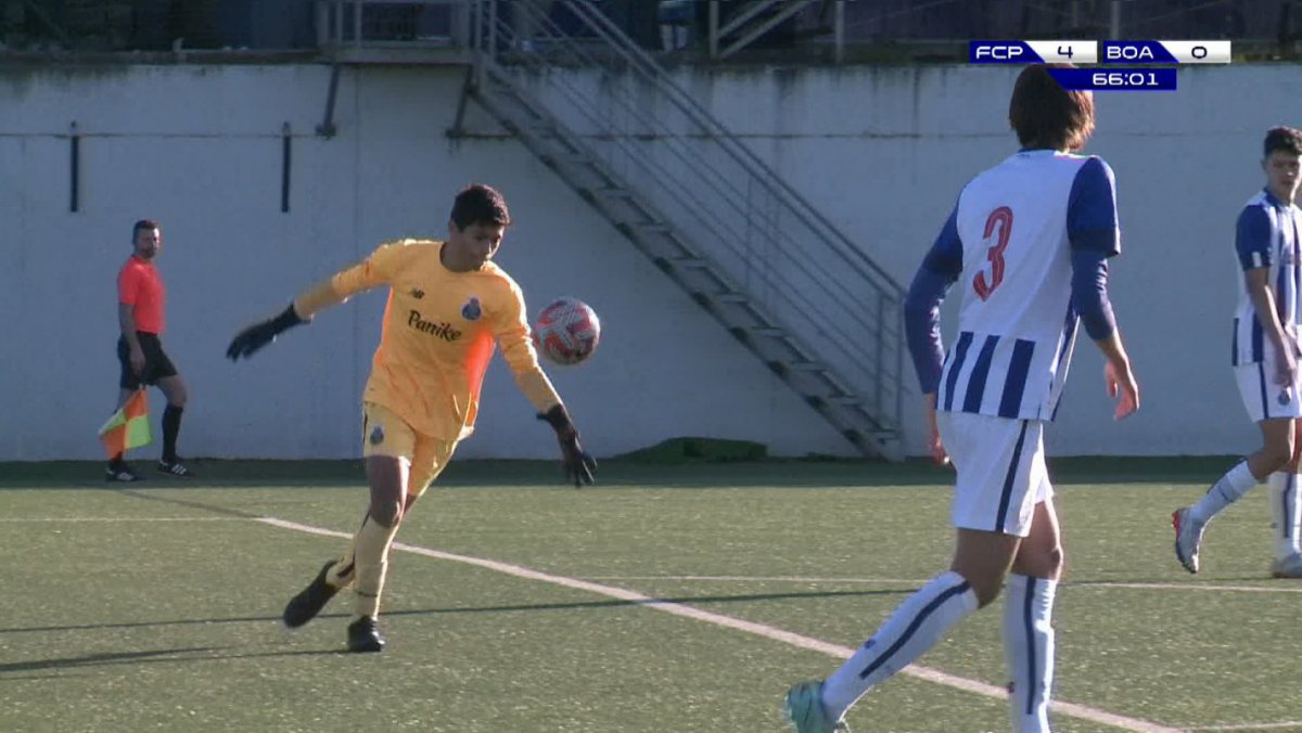 Guarda-redes Dos Sub-15 Do FC Porto Marca Golo De Baliza A Baliza. Veja ...