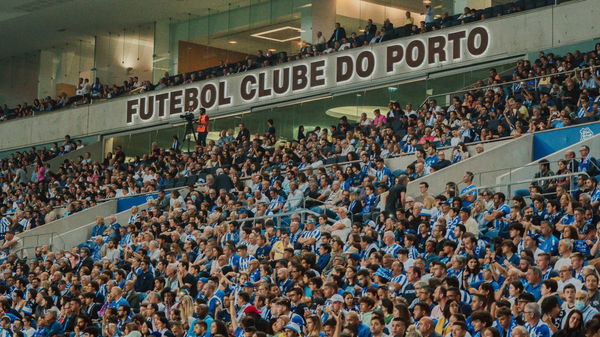 Quem é este indivíduo que aparece constantemente nos últimos jogos no Dragão?  Inclusive na promoção dos próximos jogos no Porto Canal? : r/fcporto