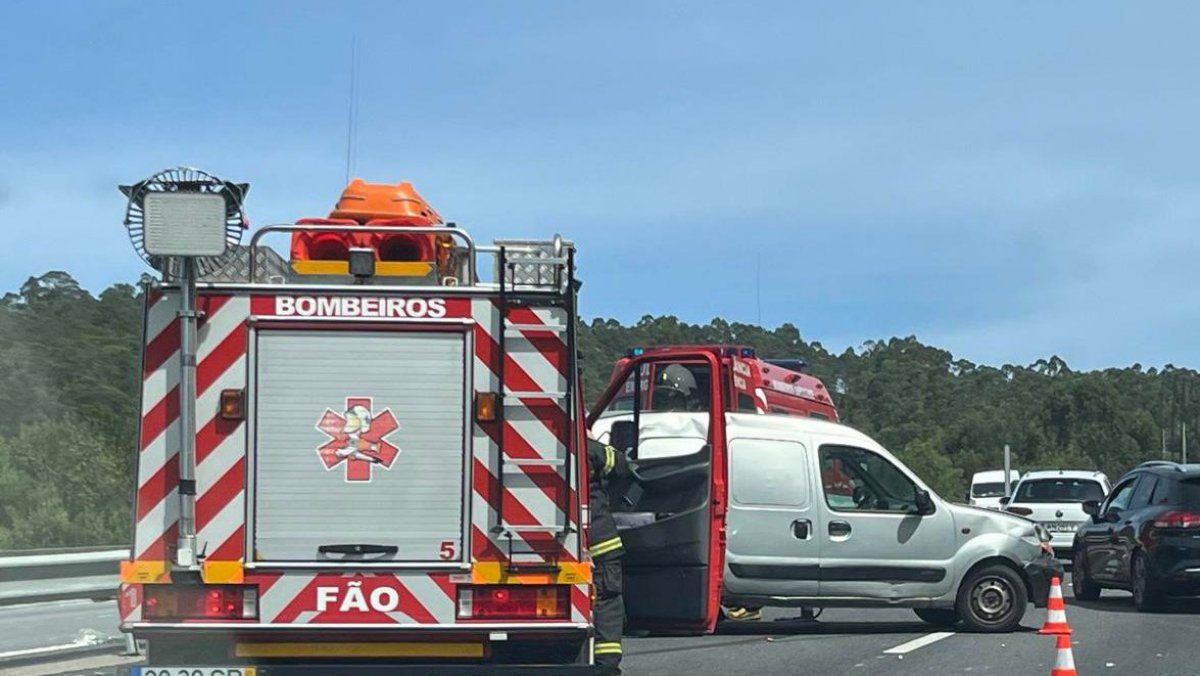 As imagens da colisão que condiciona trânsito na A28 em Esposende